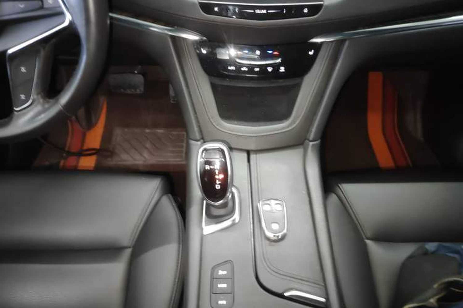 Used Cadillac XT5 2018 28E Four-Wheel Drive Tech Version Gear Lever