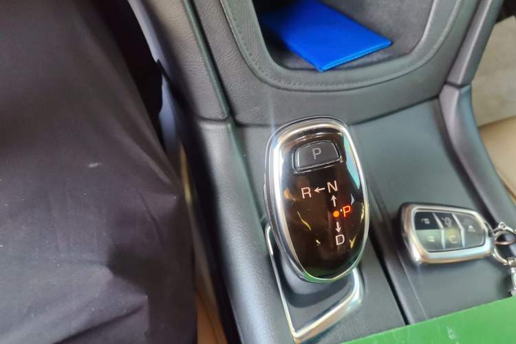 Used Cadillac XT5 2018 28E 4x4 Platinum Edition Gear Lever