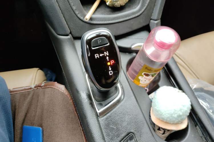 Used Cadillac XT5 2018 28E 4x4 Platinum Edition Gear Lever
