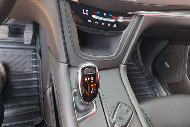 Used Cadillac XT5 2018 25T Tech Model Gear Lever
