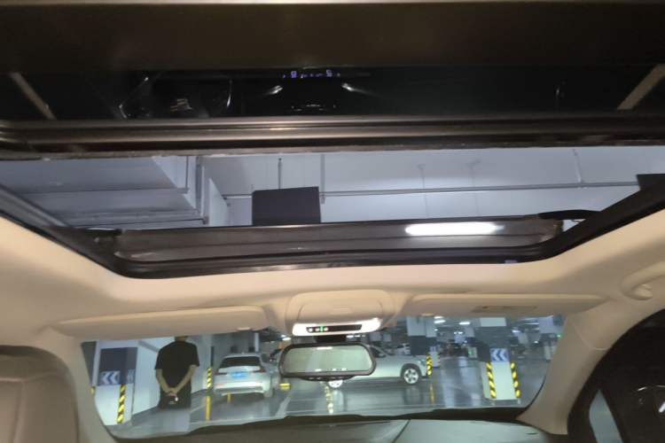 Used Cadillac XT5 2018 28T Four-Wheel Drive Luxury Model Headliner