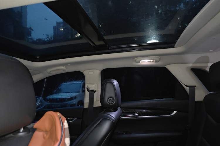 Used Cadillac XT5 2018 28T Four-Wheel Drive Luxury Model Headliner