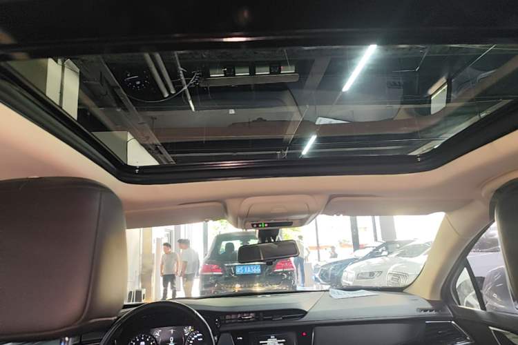 Used Cadillac XT5 2018 25T Luxury Model Headliner