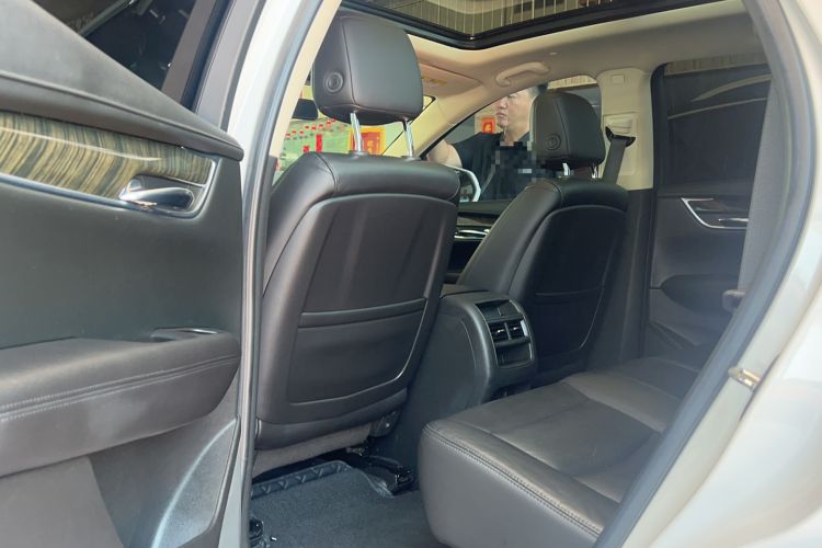 Used Cadillac XT5 2018 25T Luxury Model Interior 2