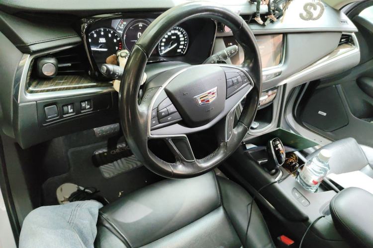 Used Cadillac XT5 2018 25T Luxury Model Interior 2