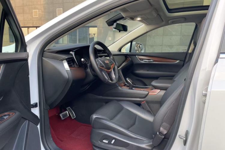 Used Cadillac XT5 2018 25T Luxury Model Interior 2