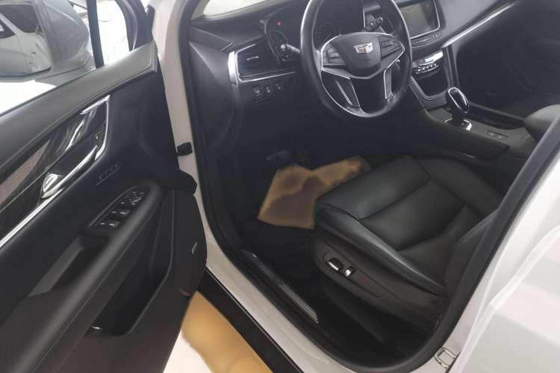 Used Cadillac XT5 2018 25T Luxury Model Interior 2