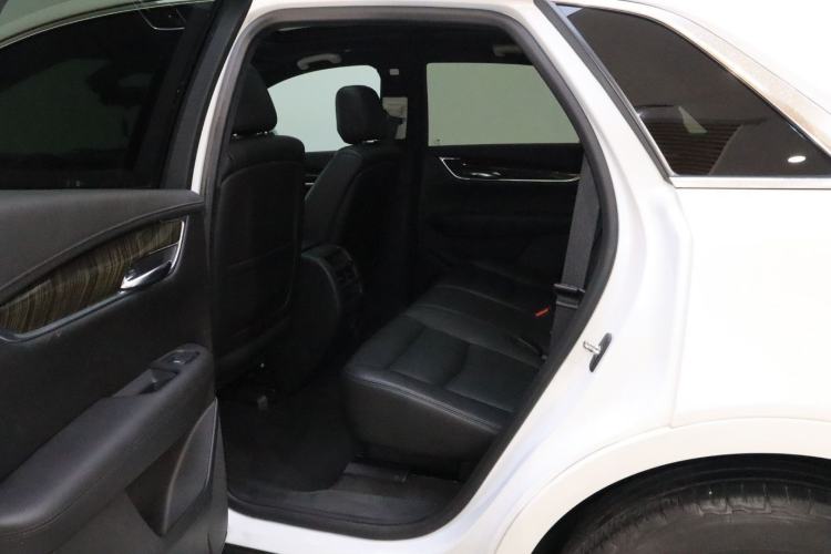Used Cadillac XT5 2018 25T Luxury Model Interior 2