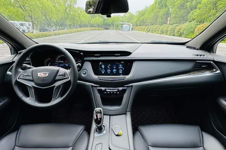 Used Cadillac XT5 2018 25T Tech Model Interior 3