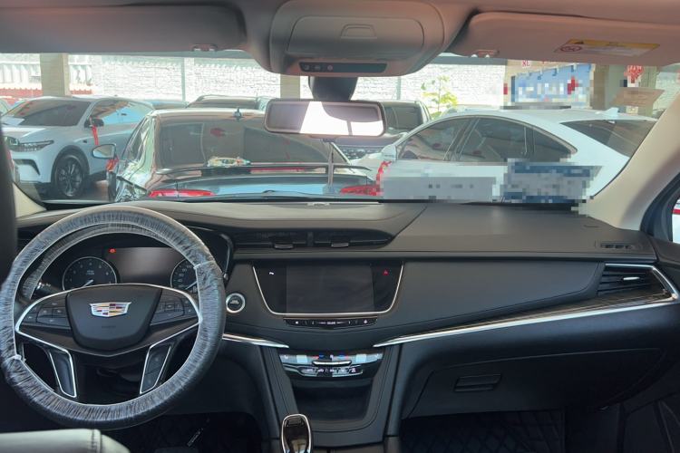 Used Cadillac XT5 2018 25T Luxury Model Interior 3