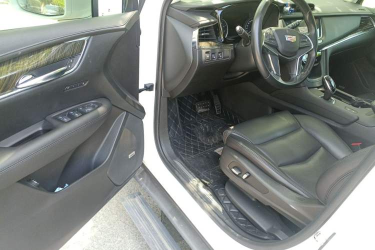 Used Cadillac XT5 2018 25T Luxury Model Interior 3