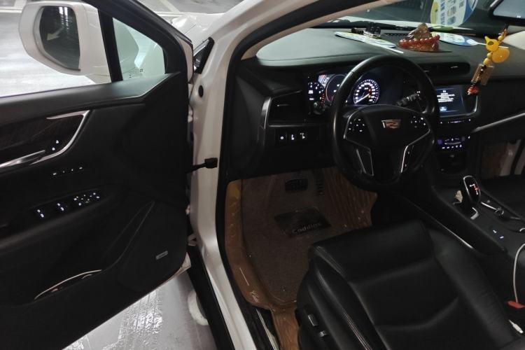 Used Cadillac XT5 2018 25T Luxury Model Interior 3