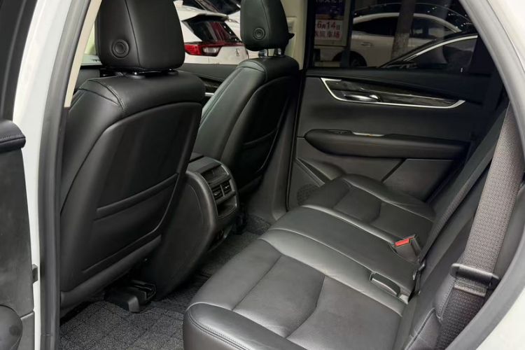 Used Cadillac XT5 2018 25T Luxury Model Interior 3