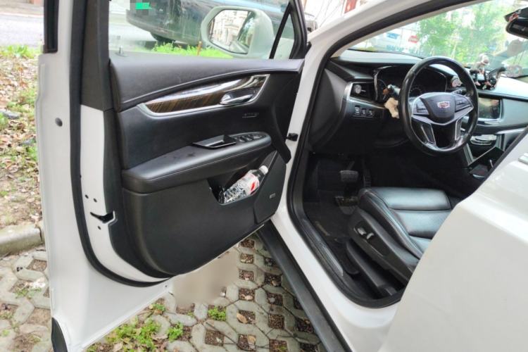 Used Cadillac XT5 2018 25T Luxury Model Interior 3