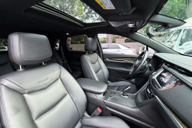 Used Cadillac XT5 2018 25T Tech Model Interior 9