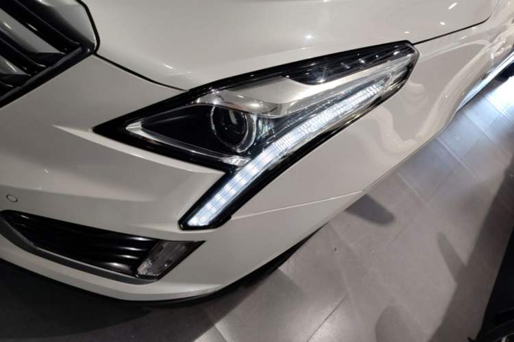 Used Cadillac XT5 2018 25T Luxury Model Left Front Headlight