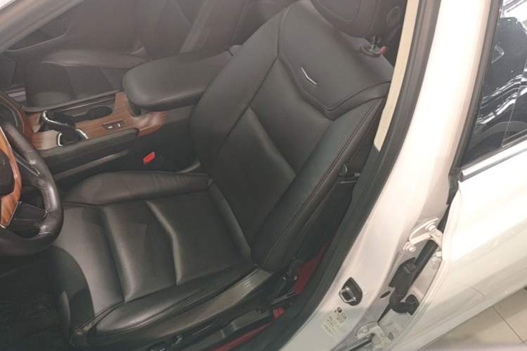 Used Cadillac XT5 2018 25T Luxury Model Left Front Seat