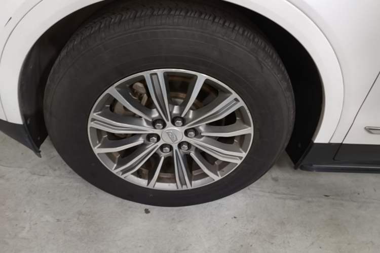 Used Cadillac XT5 2018 25T Luxury Model Left Front Wheel Hub