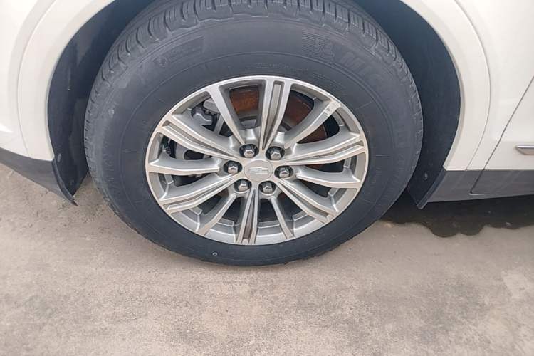 Used Cadillac XT5 2018 25T Luxury Model Left Front Wheel Hub