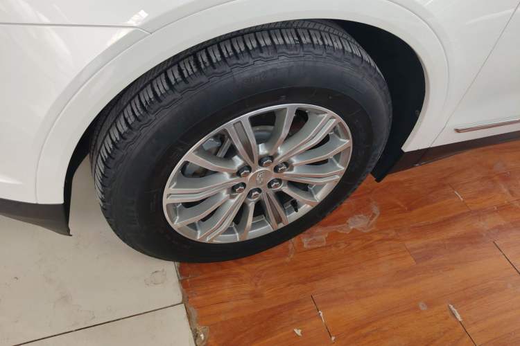 Used Cadillac XT5 2018 25T Luxury Model Left Front Wheel Hub