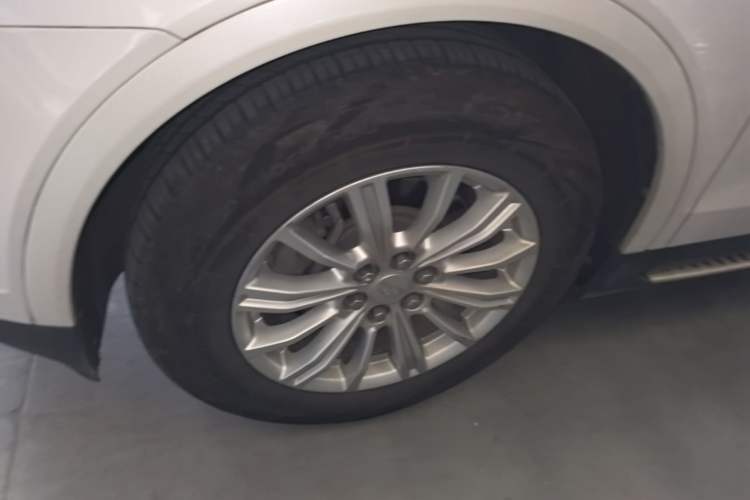 Used Cadillac XT5 2018 28E Four-Wheel Drive Tech Version Left Front Wheel Hub