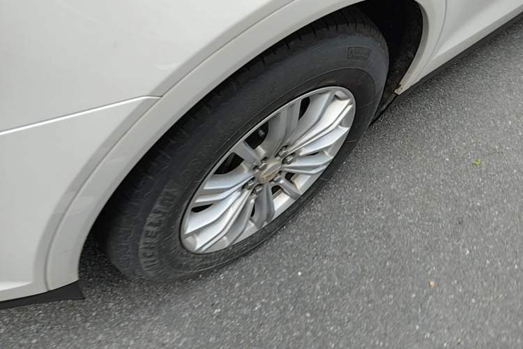 Used Cadillac XT5 2018 25T Tech Model Left Front Wheel Hub