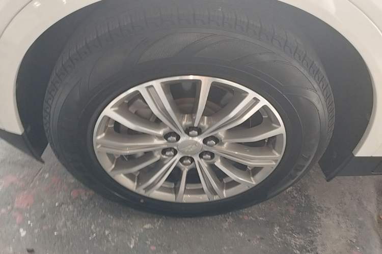 Used Cadillac XT5 2018 25T Luxury Model Left Front Wheel Hub