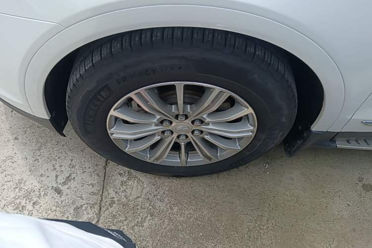 Used Cadillac XT5 2018 25T Luxury Model Left Front Wheel Hub