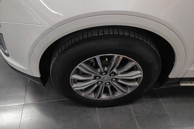 Used Cadillac XT5 2018 25T Luxury Model Left Front Wheel Hub