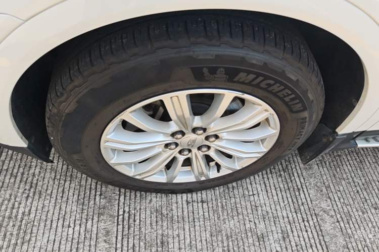 Used Cadillac XT5 2018 25T Tech Model Left Front Wheel Hub
