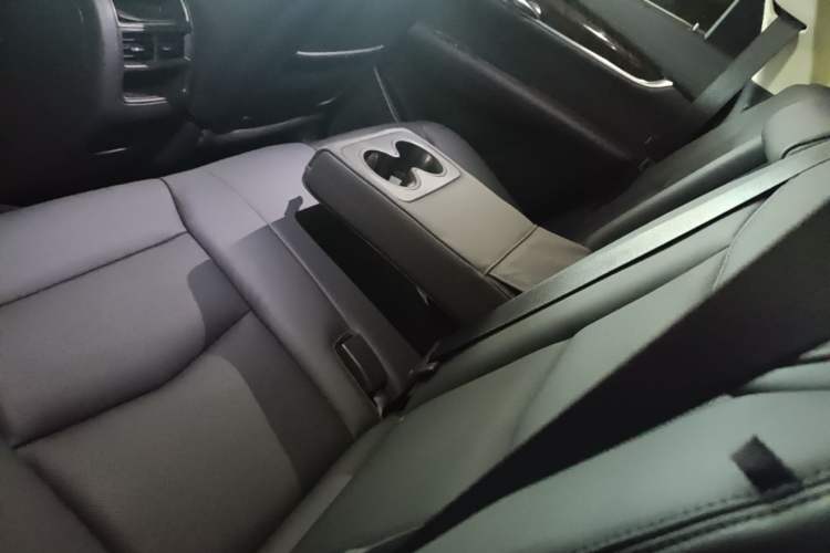 Used Cadillac XT5 2018 28T Four-Wheel Drive Luxury Model Left Rear Seat