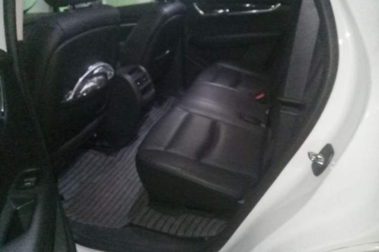 Used Cadillac XT5 2018 28T Four-Wheel Drive Luxury Model Left Rear Seat