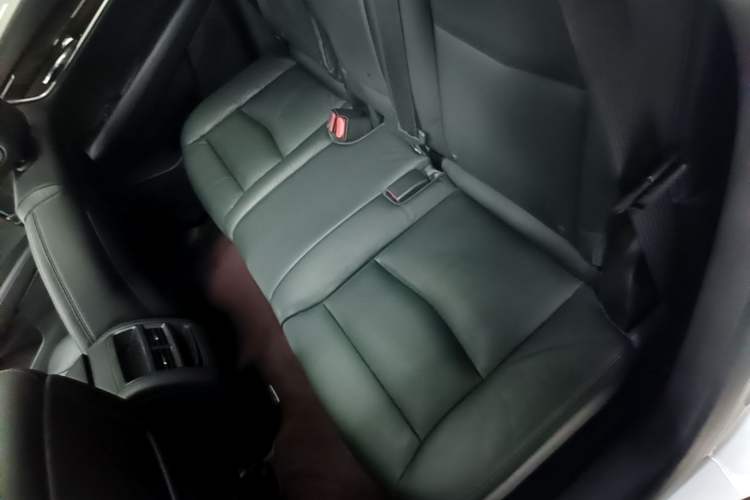 Used Cadillac XT5 2018 28T Four-Wheel Drive Luxury Model Left Rear Seat