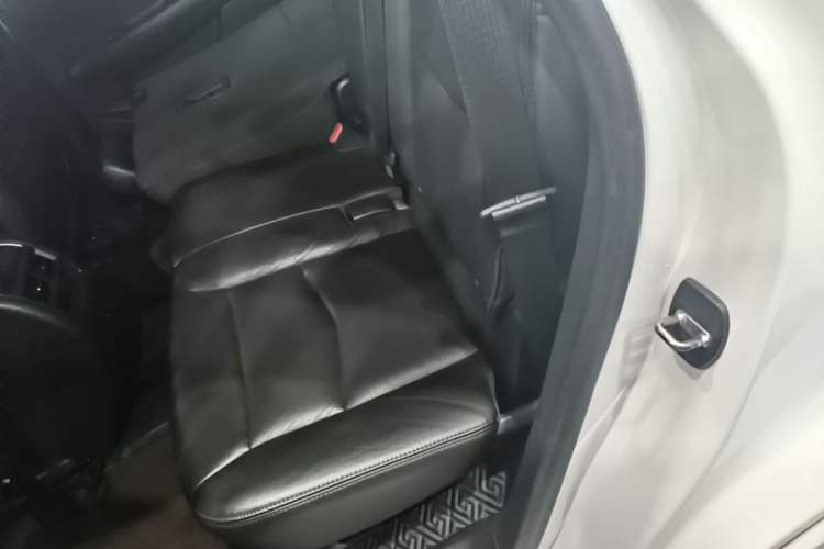 Used Cadillac XT5 2018 25T Luxury Model Left Rear Seat