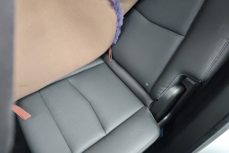 Used Cadillac XT5 2018 28T Four-Wheel Drive Luxury Model Left Rear Seat