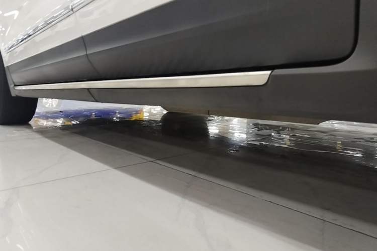Used Cadillac XT5 2018 28T Four-Wheel Drive Luxury Model Left Side Sill