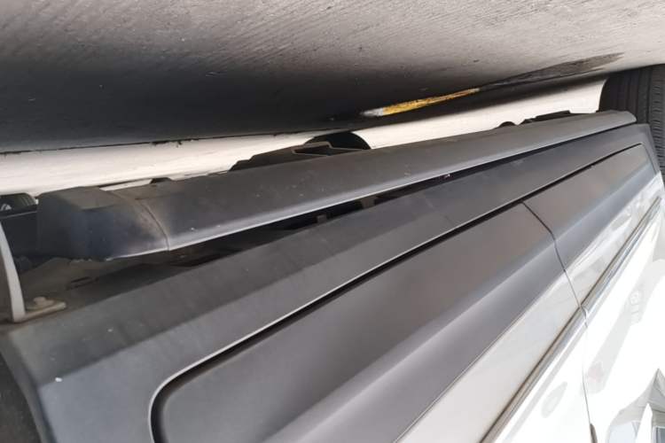 Used Cadillac XT5 2018 25T Luxury Model Left Side Sill