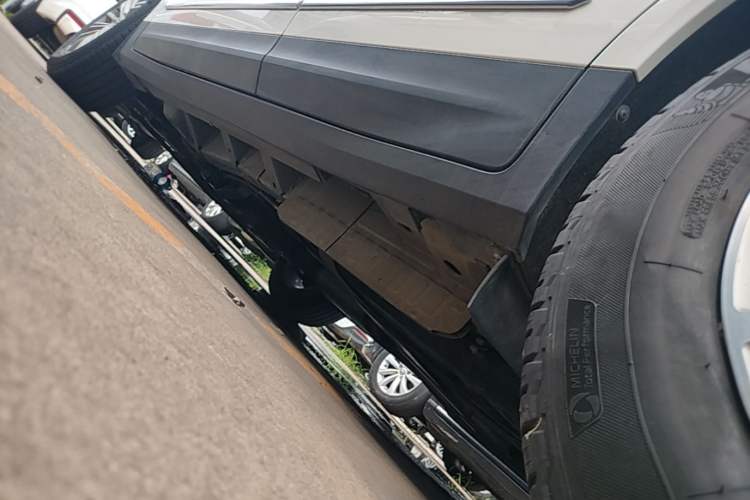 Used Cadillac XT5 2018 25T Luxury Model Left Side Sill