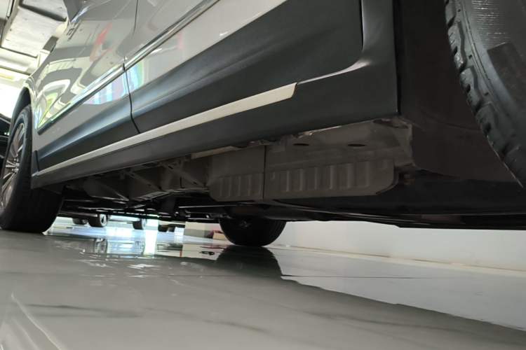 Used Cadillac XT5 2018 28T Four-Wheel Drive Luxury Model Left Side Sill