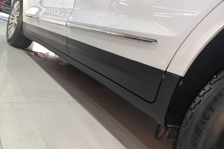 Used Cadillac XT5 2018 25T Luxury Model Left Side Sill