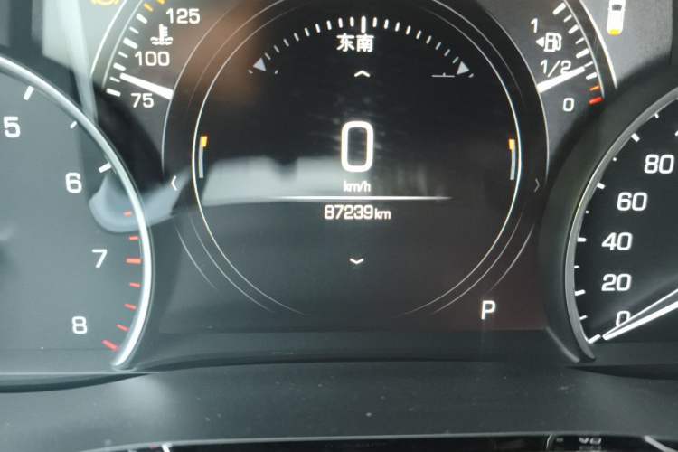 Used Cadillac XT5 2018 25T Luxury Model Odometer Close Up