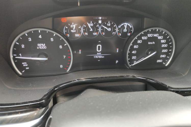 Used Cadillac XT5 2018 25T Luxury Model Odometer Close Up