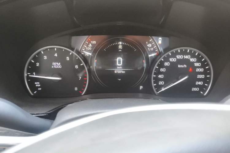 Used Cadillac XT5 2018 25T Luxury Model Odometer Close Up