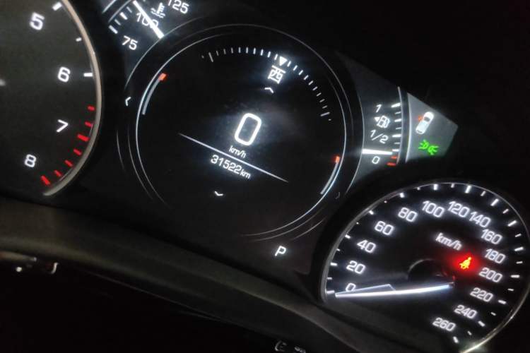 Used Cadillac XT5 2018 25T Luxury Model Odometer Close Up