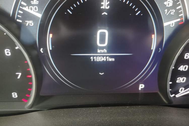 Used Cadillac XT5 2018 25T Luxury Model Odometer Close Up