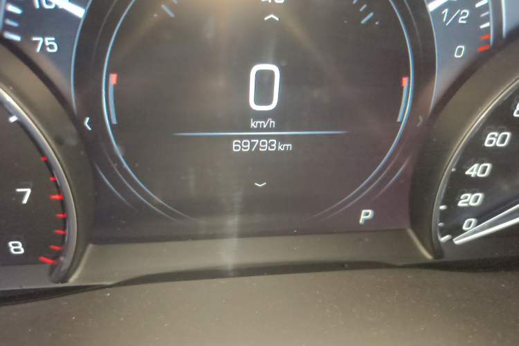 Used Cadillac XT5 2018 25T Luxury Model Odometer Close Up