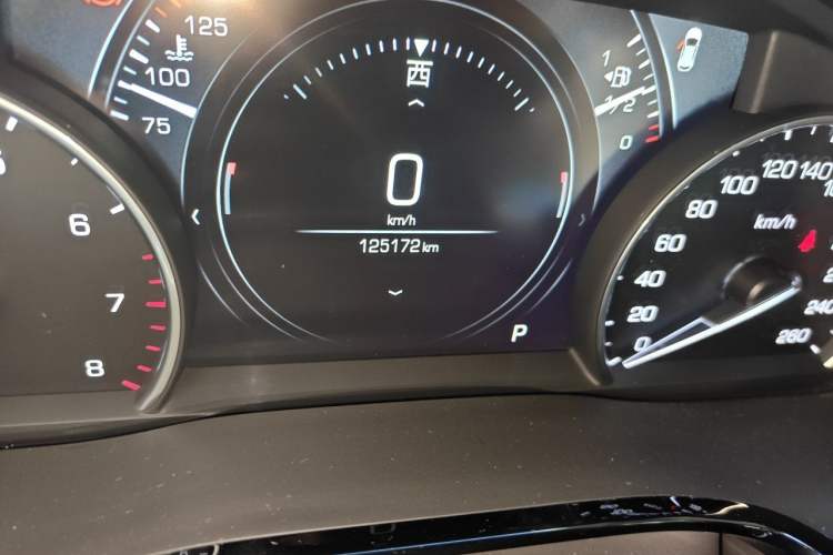 Used Cadillac XT5 2018 25T Luxury Model Odometer Close Up