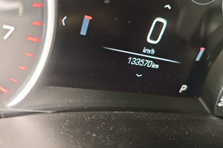 Used Cadillac XT5 2018 25T Luxury Model Odometer Close Up