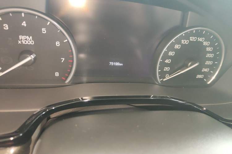 Used Cadillac XT5 2018 25T Luxury Model Odometer Close Up