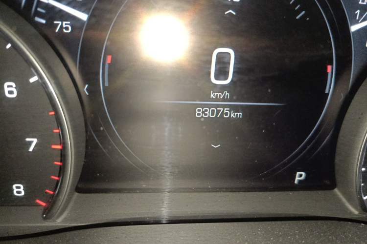 Used Cadillac XT5 2018 25T Luxury Model Odometer Close Up